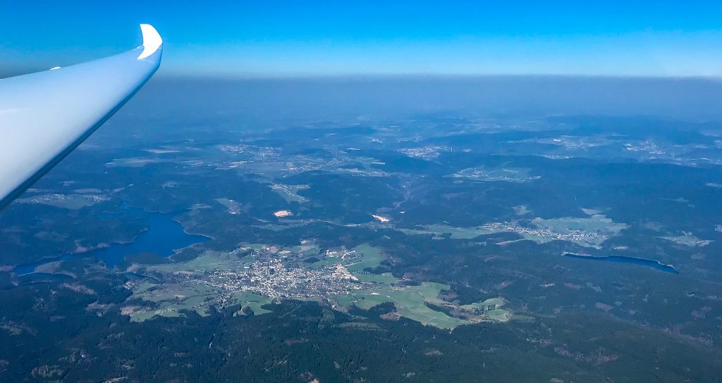 Blauer Himmel ohne Cumuluswolken prägte auch den Blick über das Erzgebirge. Im Bild die Ortschaft Eibenstock mit der aufgestauten Zwickauer Mulde. Foto: Stefan Harries